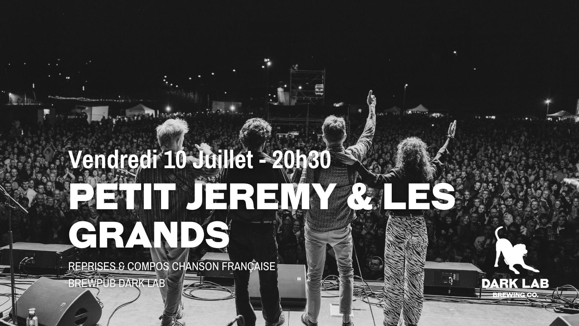 4 artistes sur scène avec foule