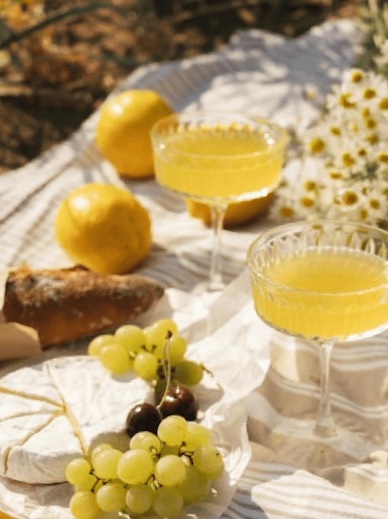 Déjeuner ou Apéritif élégant avec fruits frais et jus – atmosphère de détente et service haut de gamme