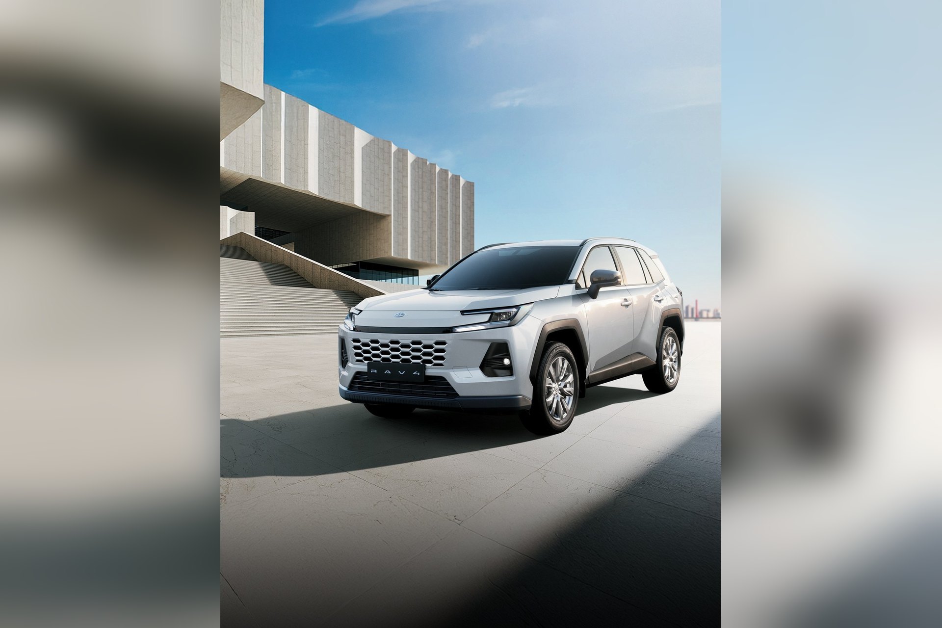 Le nouveau Toyota RAV4 hybride, sur le visuel de lancement de Toyota Qatar, un SUV familial bien moins cher au Qatar qu'en France