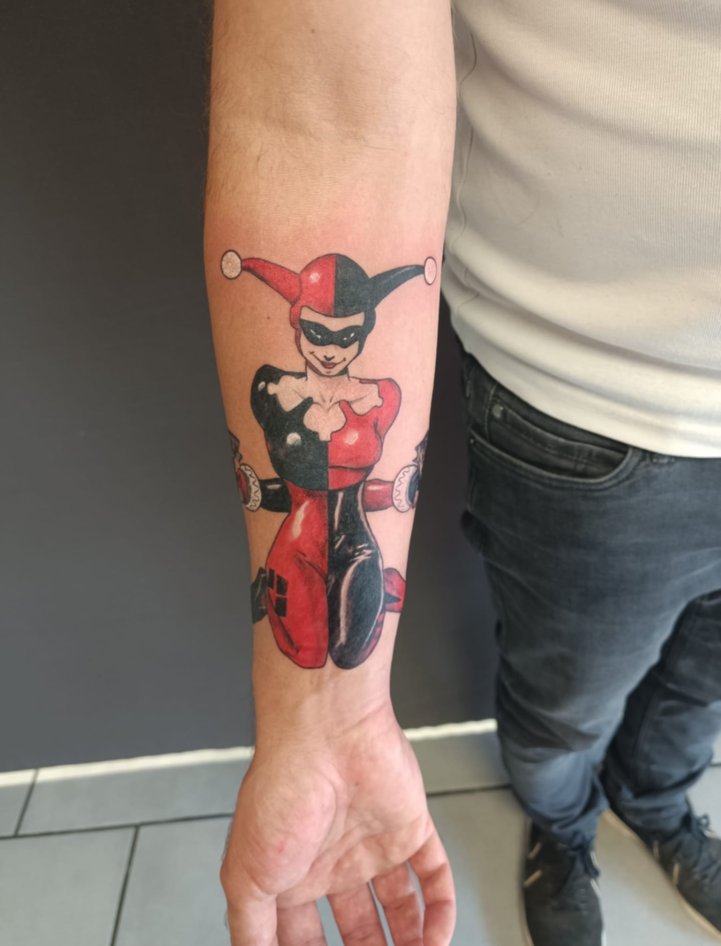 tatouage avant bras jocker en multi couleur rouge et noir