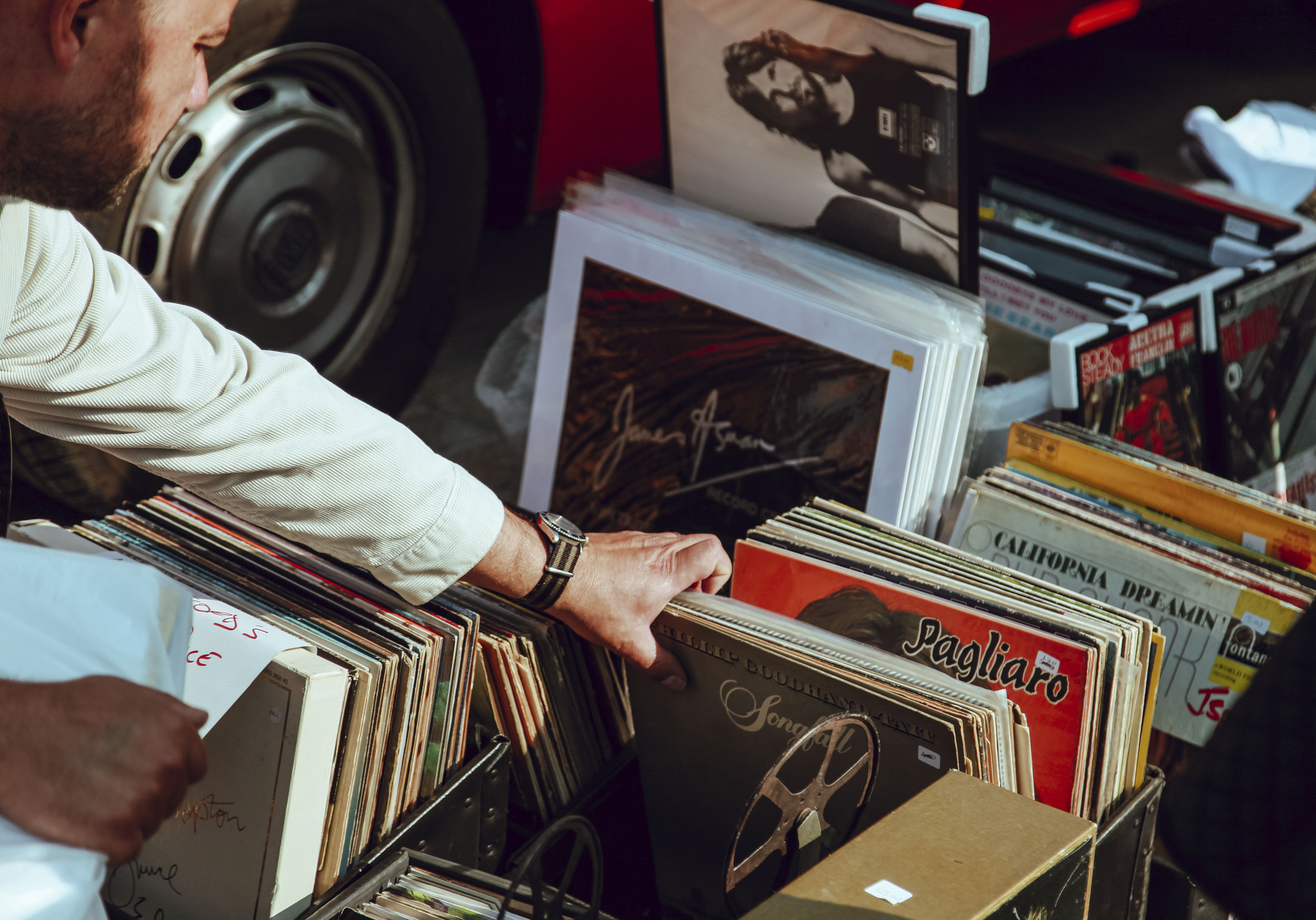 Ein mann packt Schallplatten ein und bereittet sie vor für einen umzug