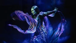 ロンドン公演『ウィキッド』より、マントをなびかせ両手を広げるエルファバの姿