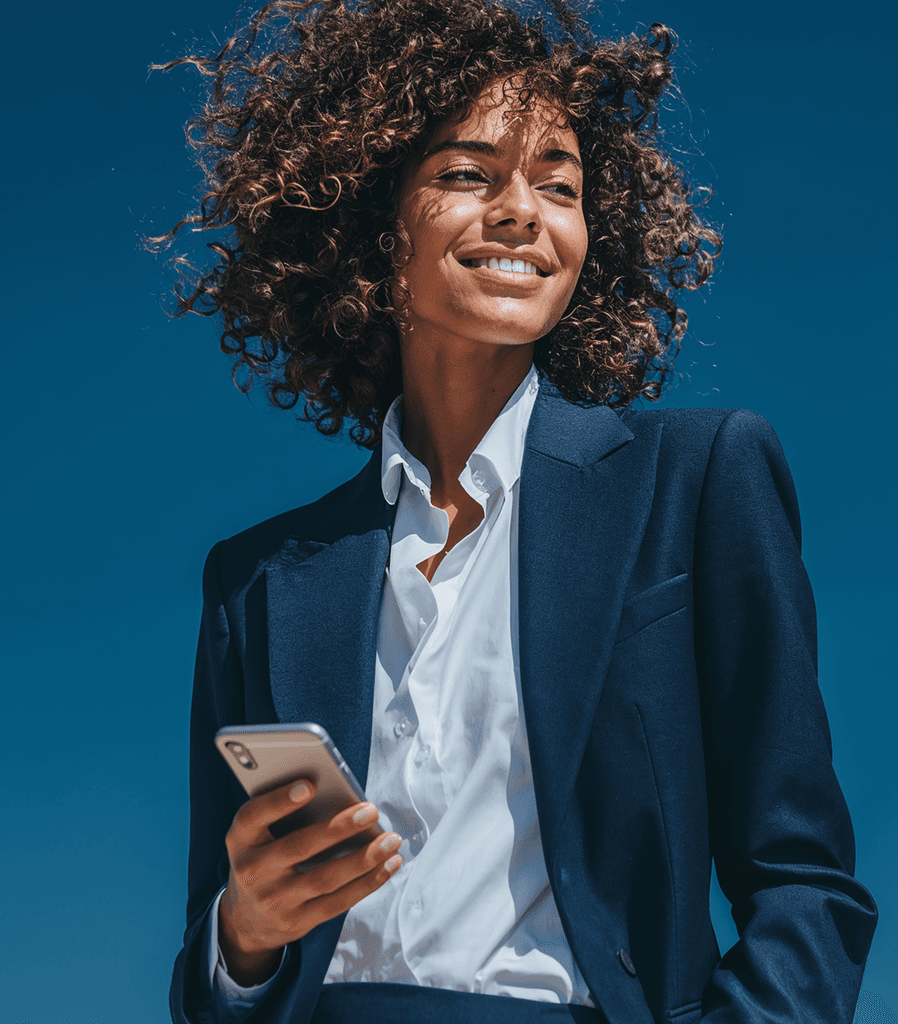 Mulher jovem segurando um cartão de crédito e um celular .
