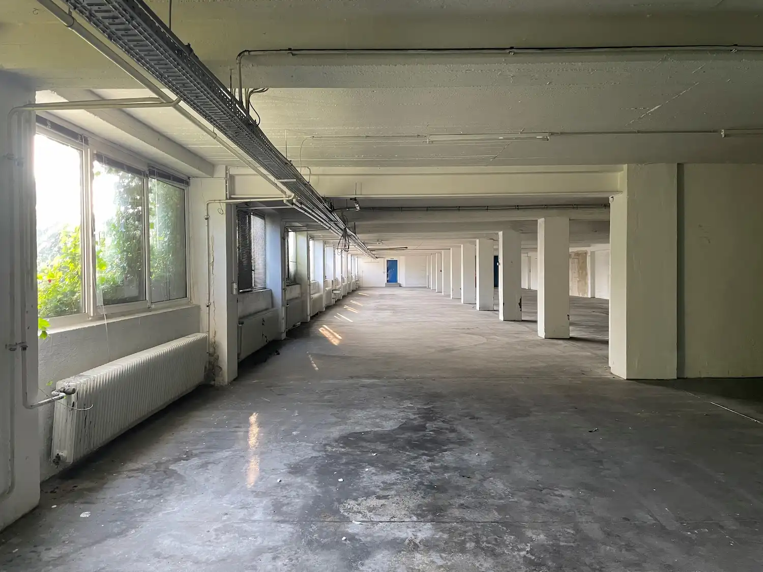 Isometrische Zeichnung eines Bauprojekts mit mehreren Gebäuden und markierten Strukturen in Rot