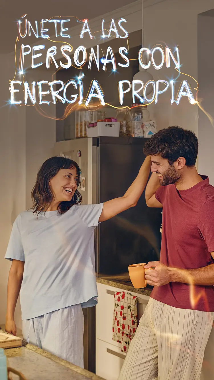 pareja joven feliz en su hogar