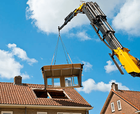 Plaatsing van prefab dakkapel met hijskraan op woning in Groningen
