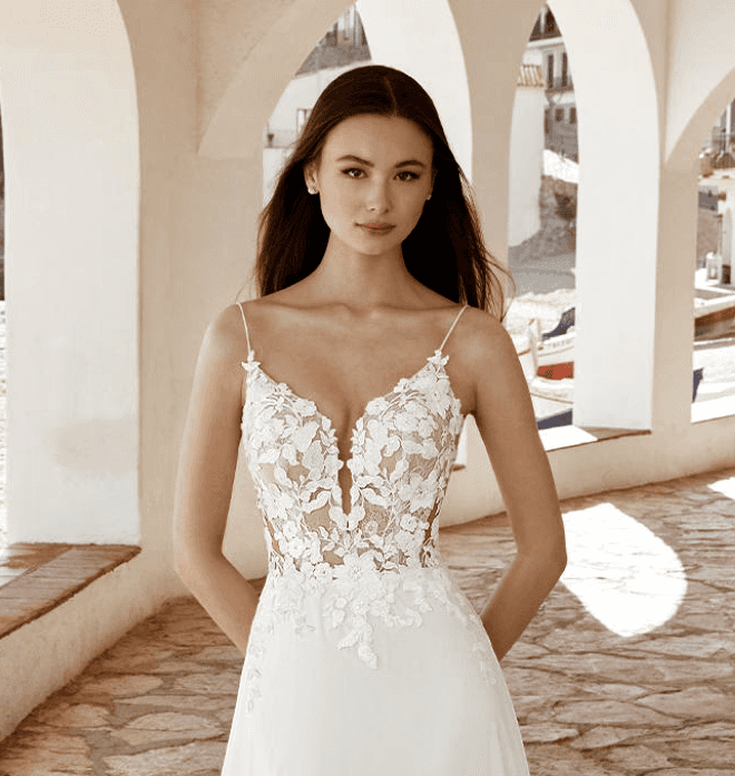 Modernes Enzoani Blue Brautkleid, das zeitgemäße Eleganz mit klassischer Schönheit kombiniert und eine perfekte Passform bietet.