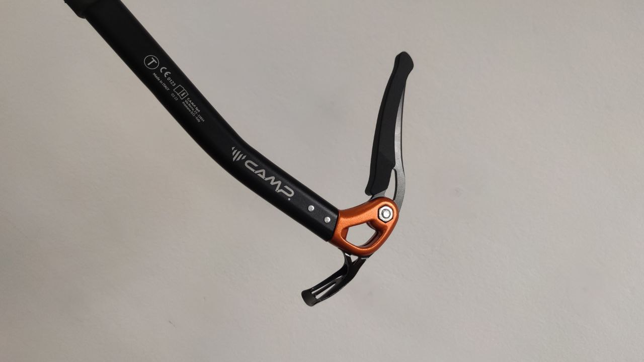 Piccozza da alpinismo con copribecca customizzato montato sulla punta, progettato per protezione e compatibilità e realizzato tramite stampa 3D.