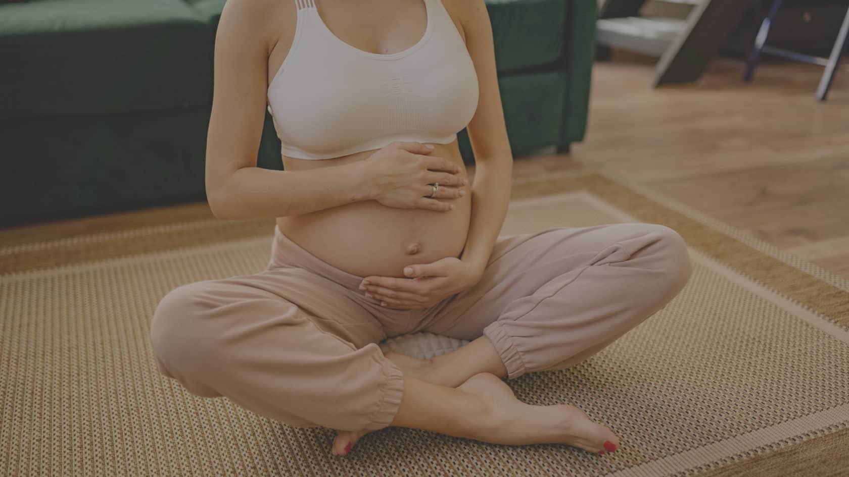 Une maman enceinte qui fait une séance de sport en surveillant les signaux d'alerte