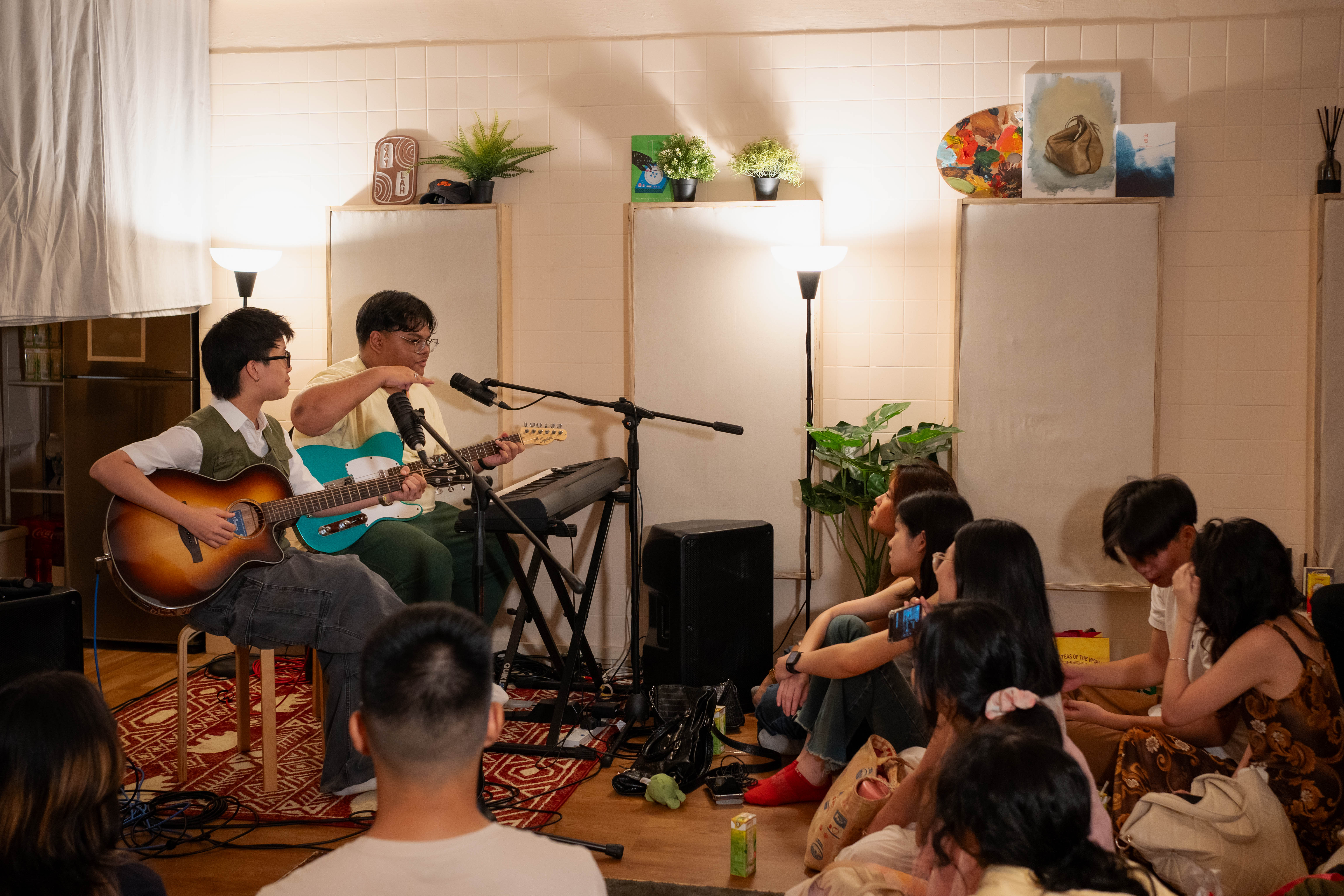 aküma and Emma performing together during Saylah Sessions, Turn Left At Orion