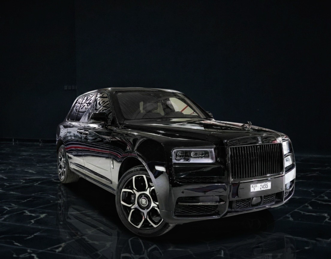 Black Rolls-Royce Cullinan Black Badge 2023 front corner exterior, luxury SUV with bold design and dark chrome details