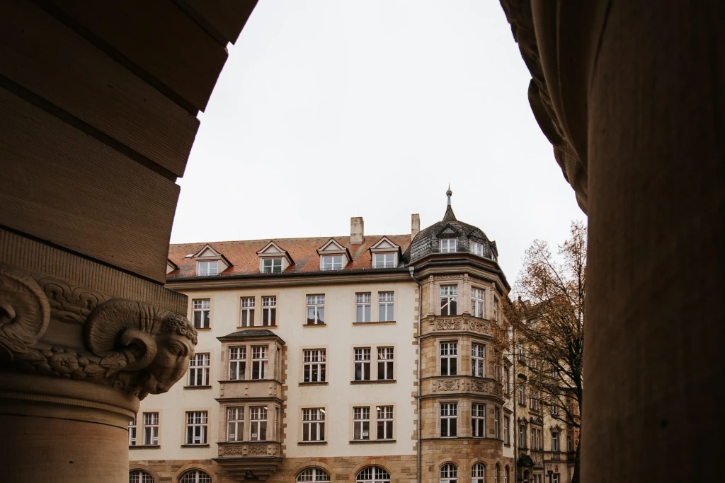Historische Architektur in Bamberg: Blick auf traditionelles Kanzleigebäude mit Türmen und Erkern im Stadtzentrum