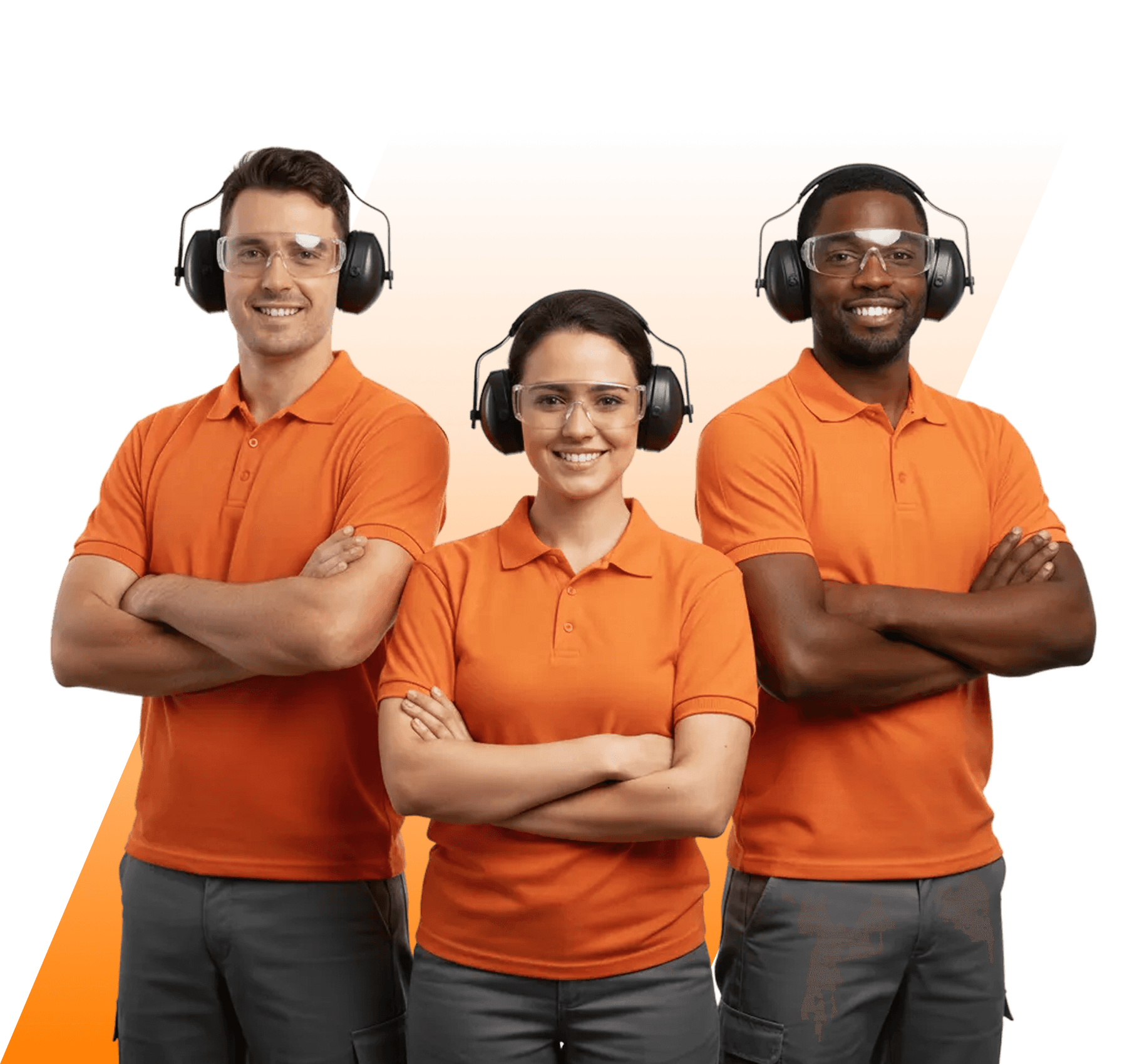 Homem e mulher, ambos com capacetes brancos e coletes de segurança (laranja e amarelo), sorrindo e com braços cruzados, segurando projetos. Representam profissionais de SSMA, engenharia ou supervisão de obras.