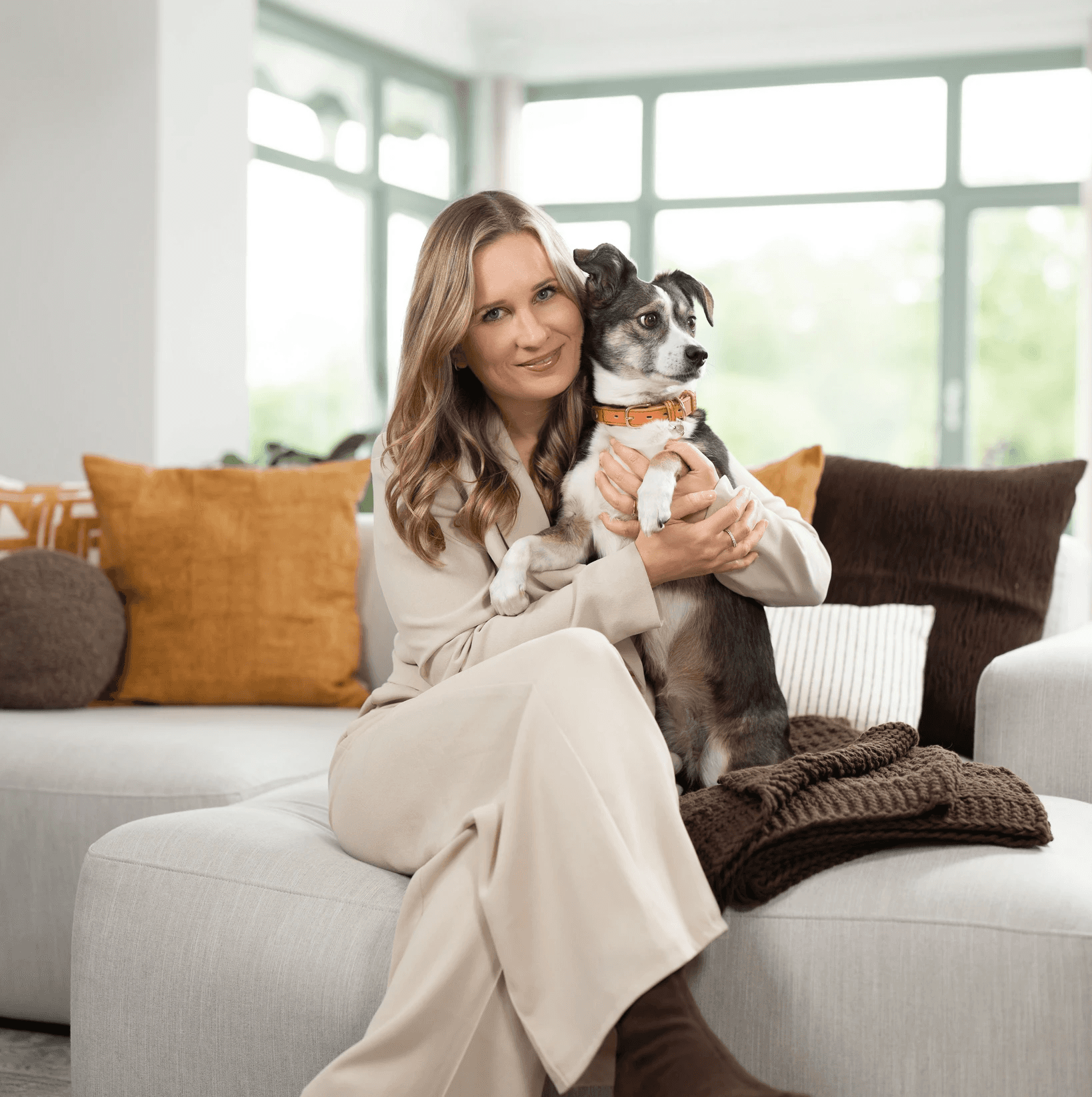 Eine Frau mit ihr Hund auf der Couch