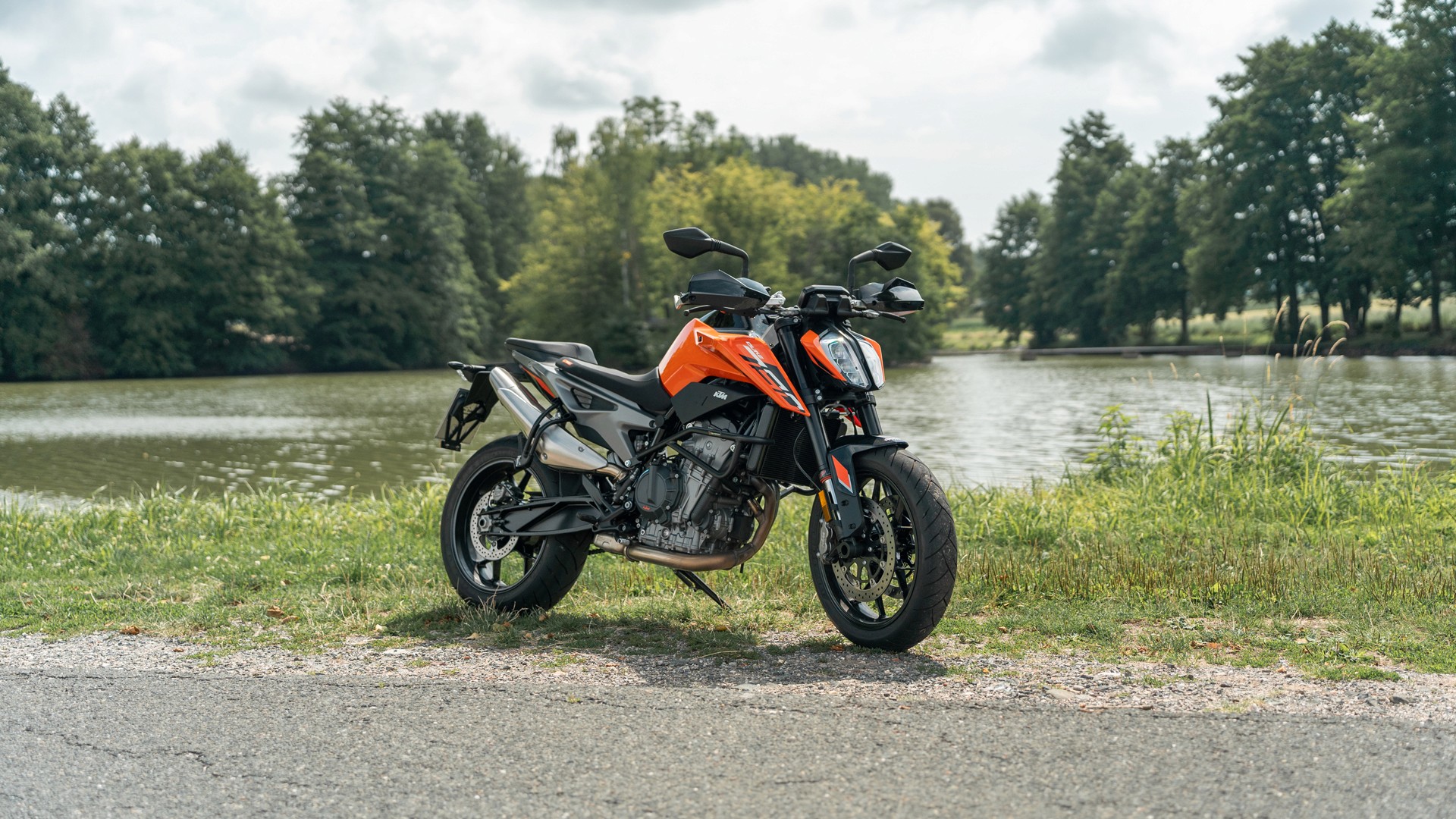 KTM Duke 790 Außenansicht – leistungsstarkes A-Fahrschulmotorrad für eine sichere und günstige Führerschein-Ausbildung in Neustadt bei Coburg & Rödental.