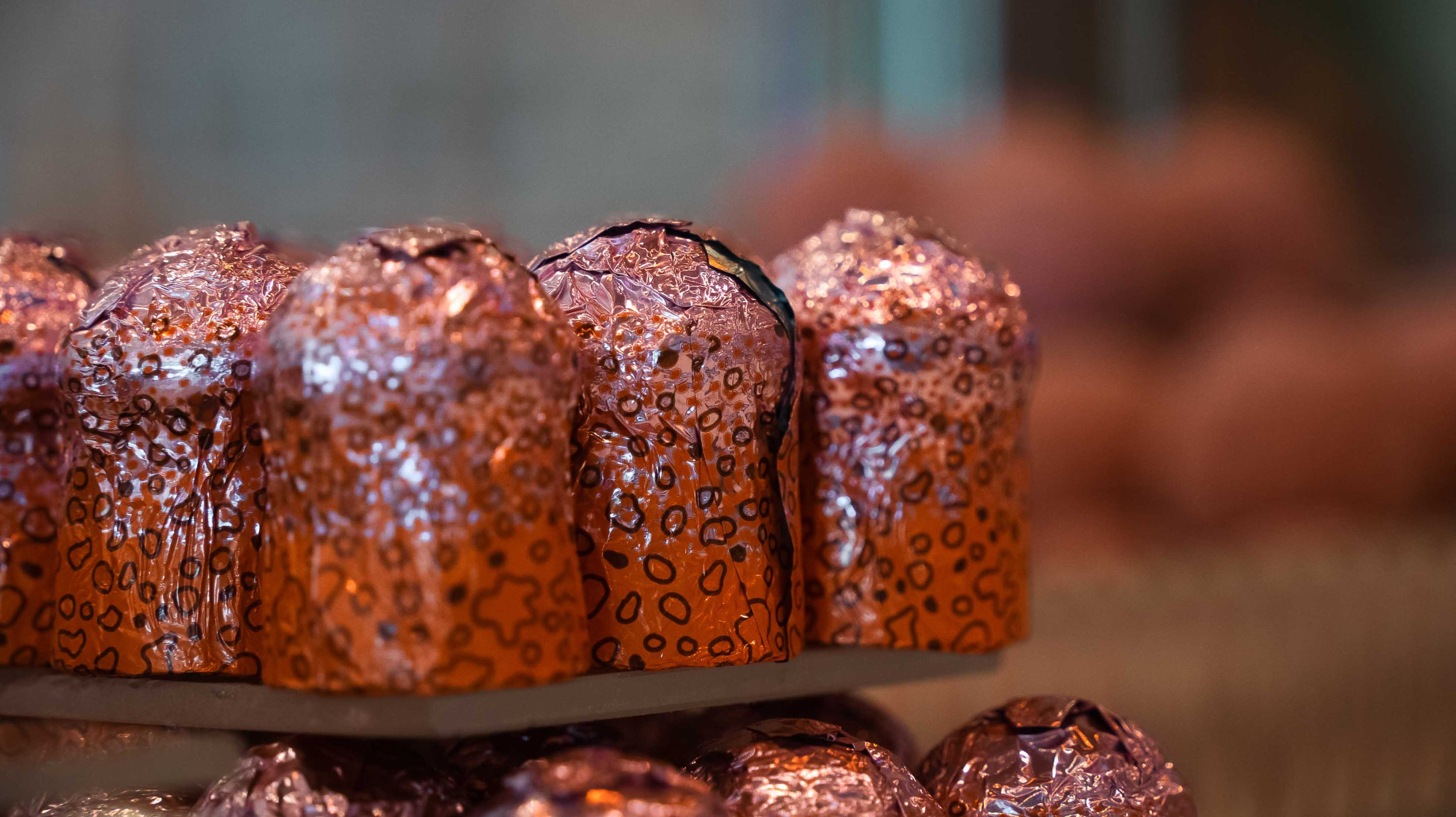 Bouchons au Marc de Champagne embalés avec un emballage rose.