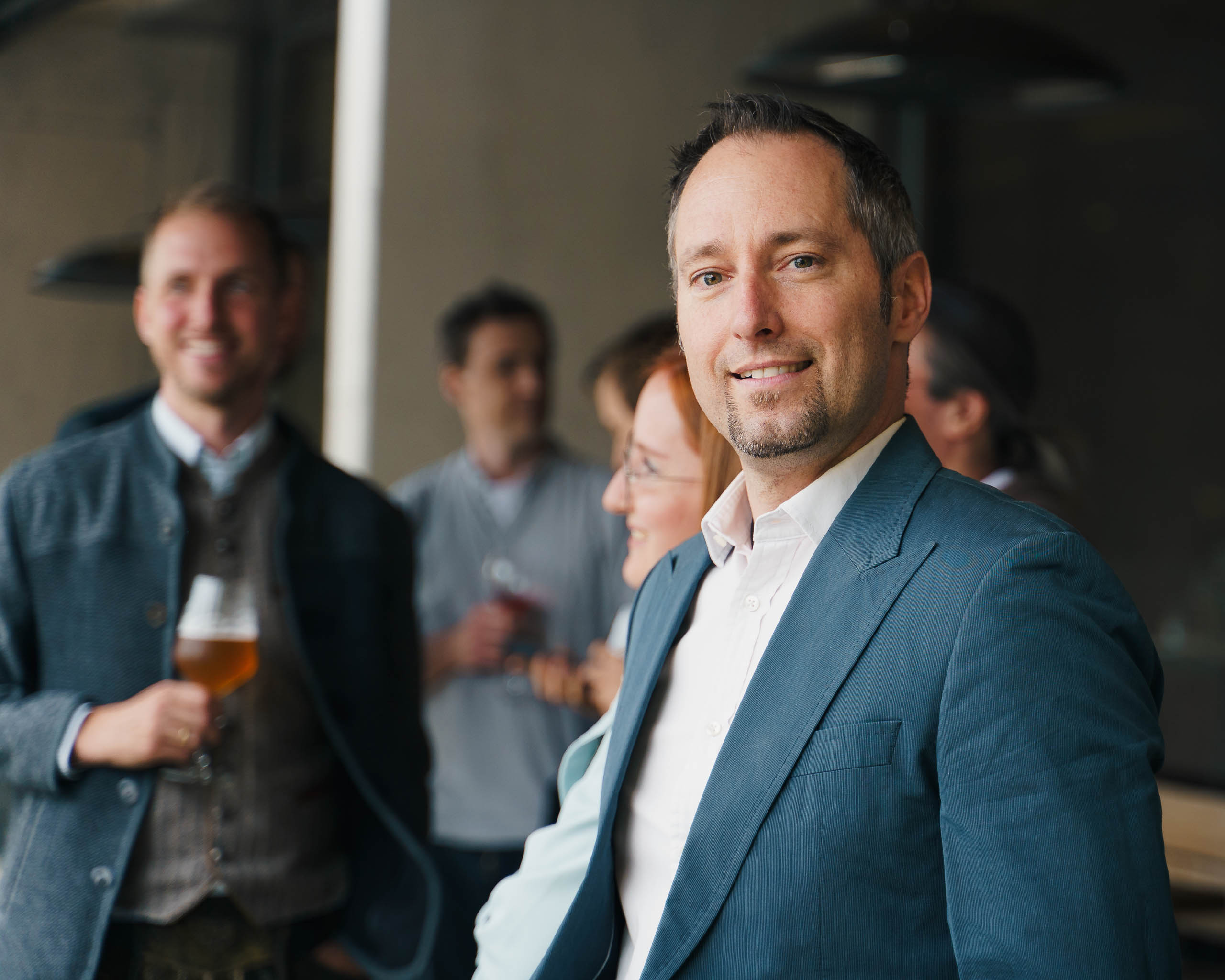 Portrait von Herren im Anzug bei Aiola Schloss Grawe Event