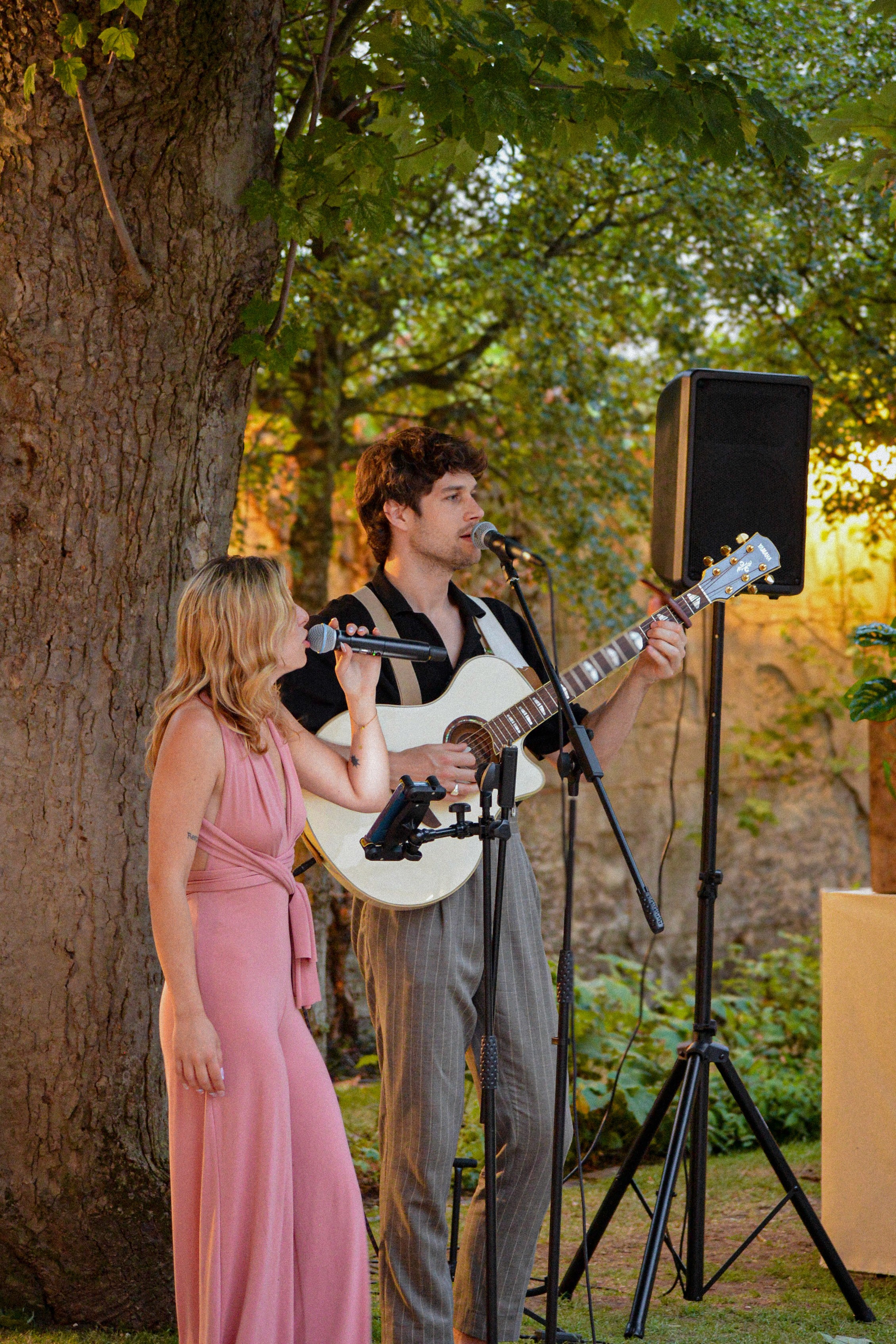 Concert de Montcoeur en trio festif en roaming lors d'un mariage en Provence