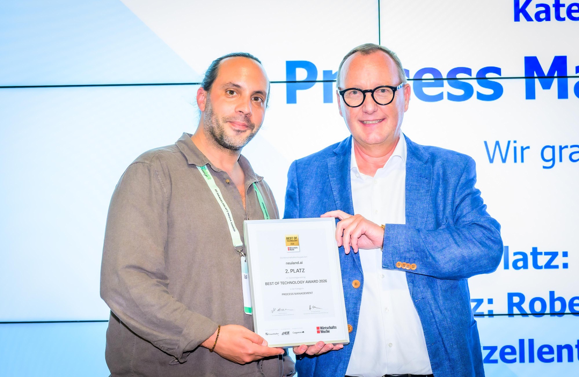 Yunus Philip Uyargil und Karl Heinz Land halten die Urkunde zum Best of Technology Award 2026, zweiter Platz in der Kategorie Process Management