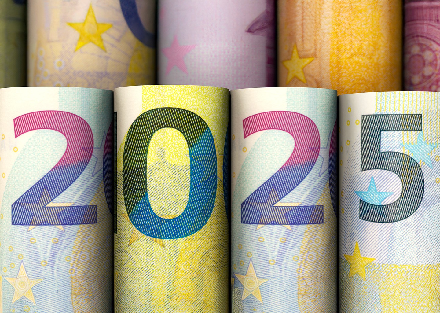 Scritta ‘2025’ composta da banconote, a simboleggiare la Legge di bilancio e l’ulteriore indennità per l’anno 2025.