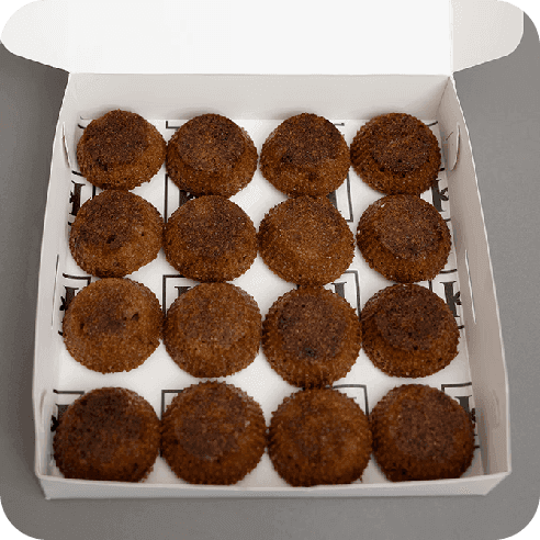 Caja con 16 mini brownies de masa madre de Horneology, vistos desde arriba.