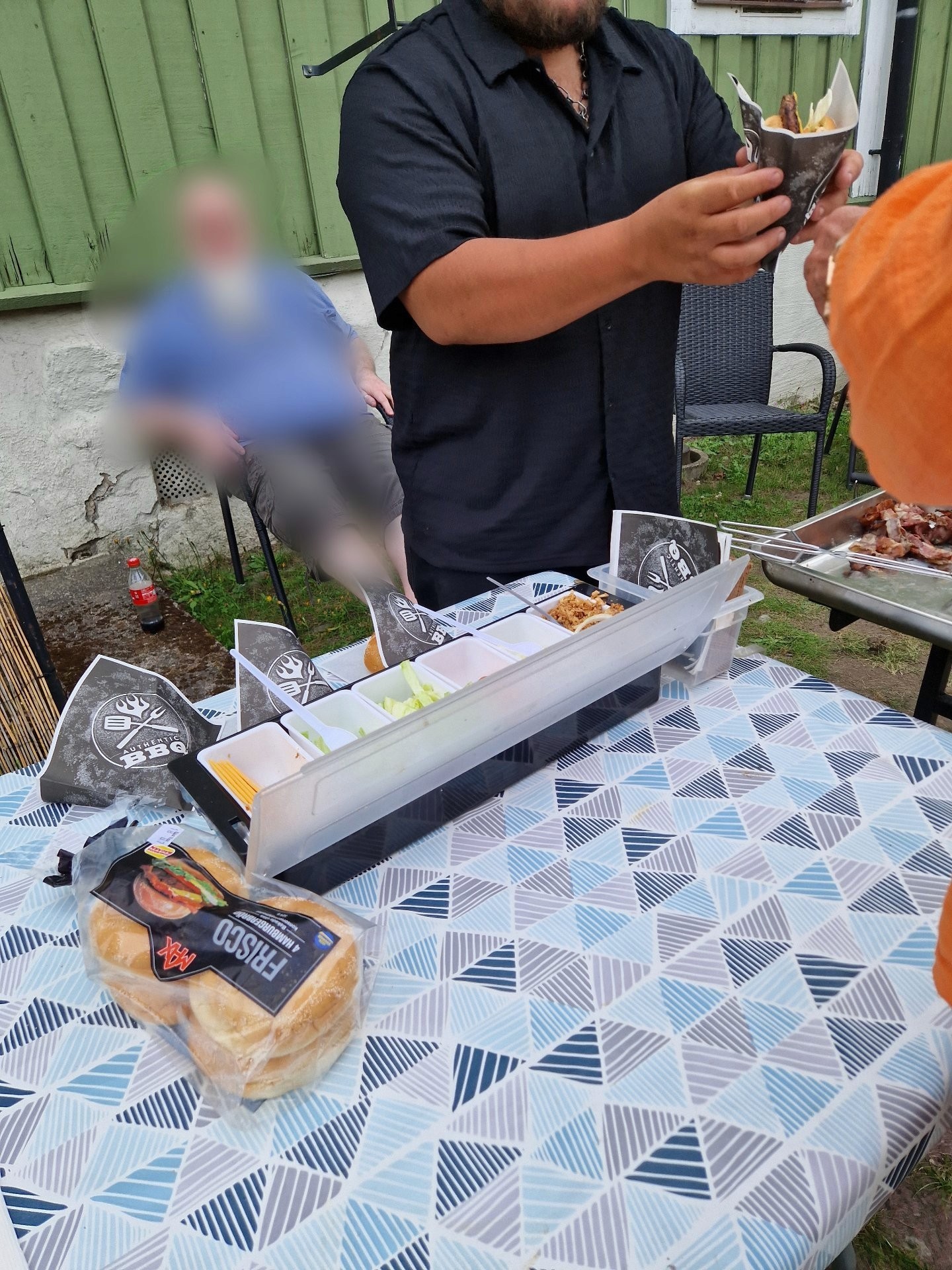 En bild på en volontär som delar ut hamburgare