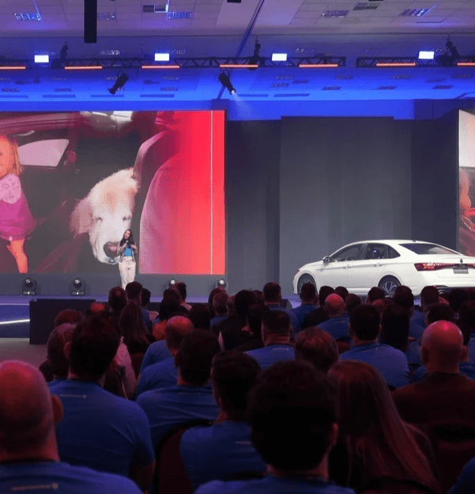 Nathalie Loureiro apresentando o Volkswagen GLI no evento de lançamento