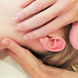 Junge Frau bei der biodynamische craniosacralen Therapie