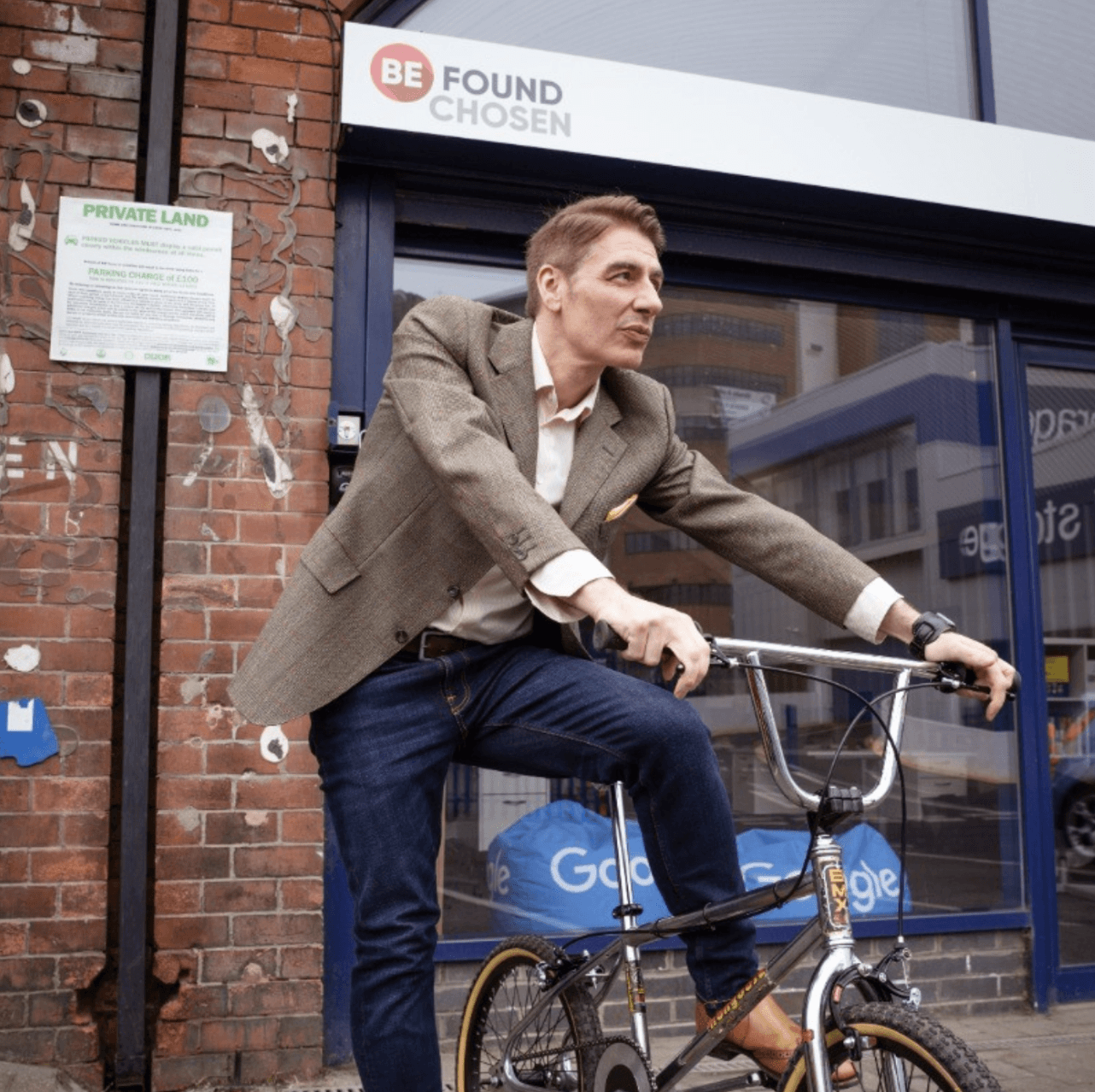 Profilbild von Olaf vor unscharfem Hintergrund