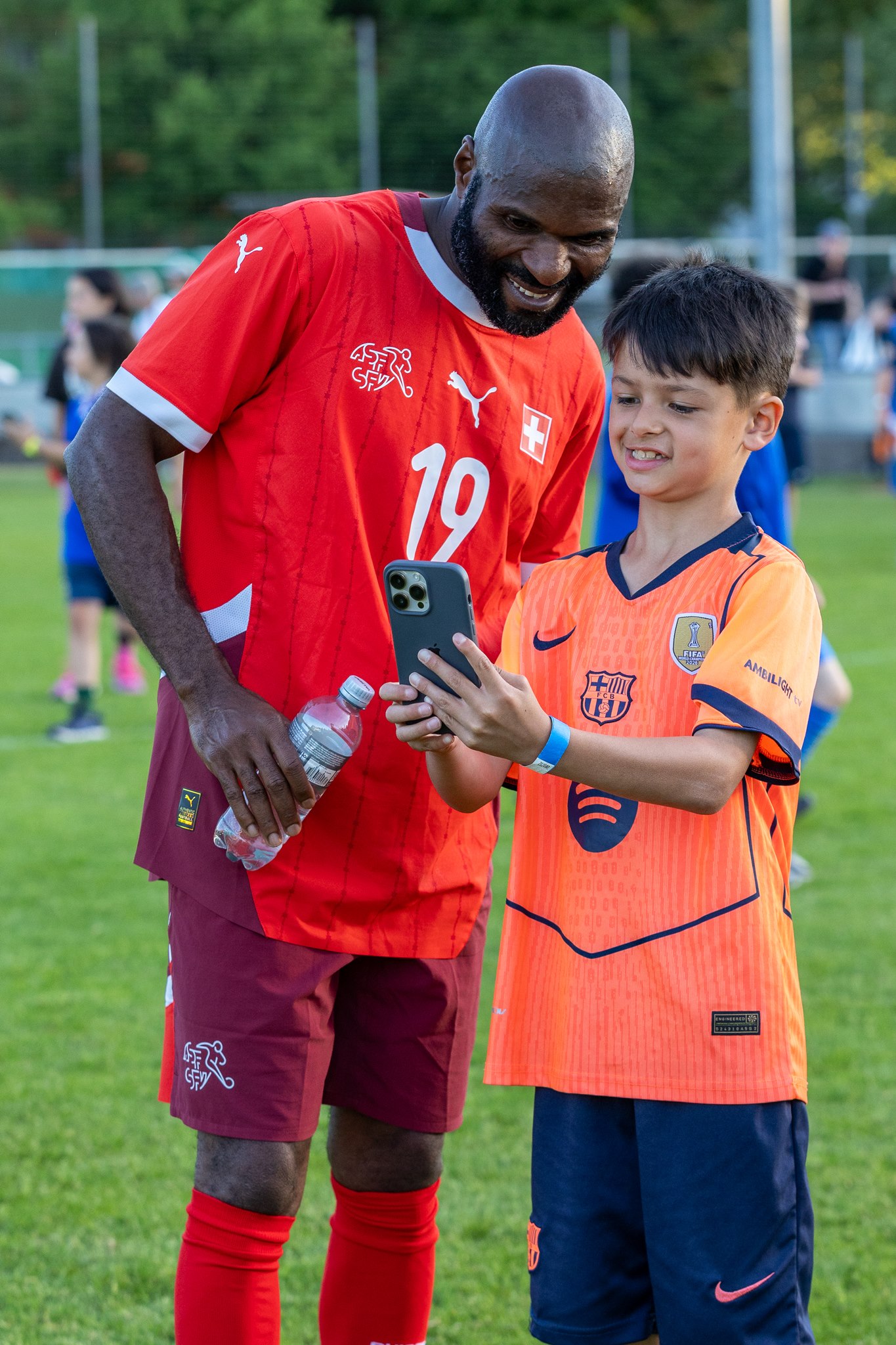 Suisse Nati Legends player with young fan at FC Oerlikon/Polizei Sponsorenfestival 2026
