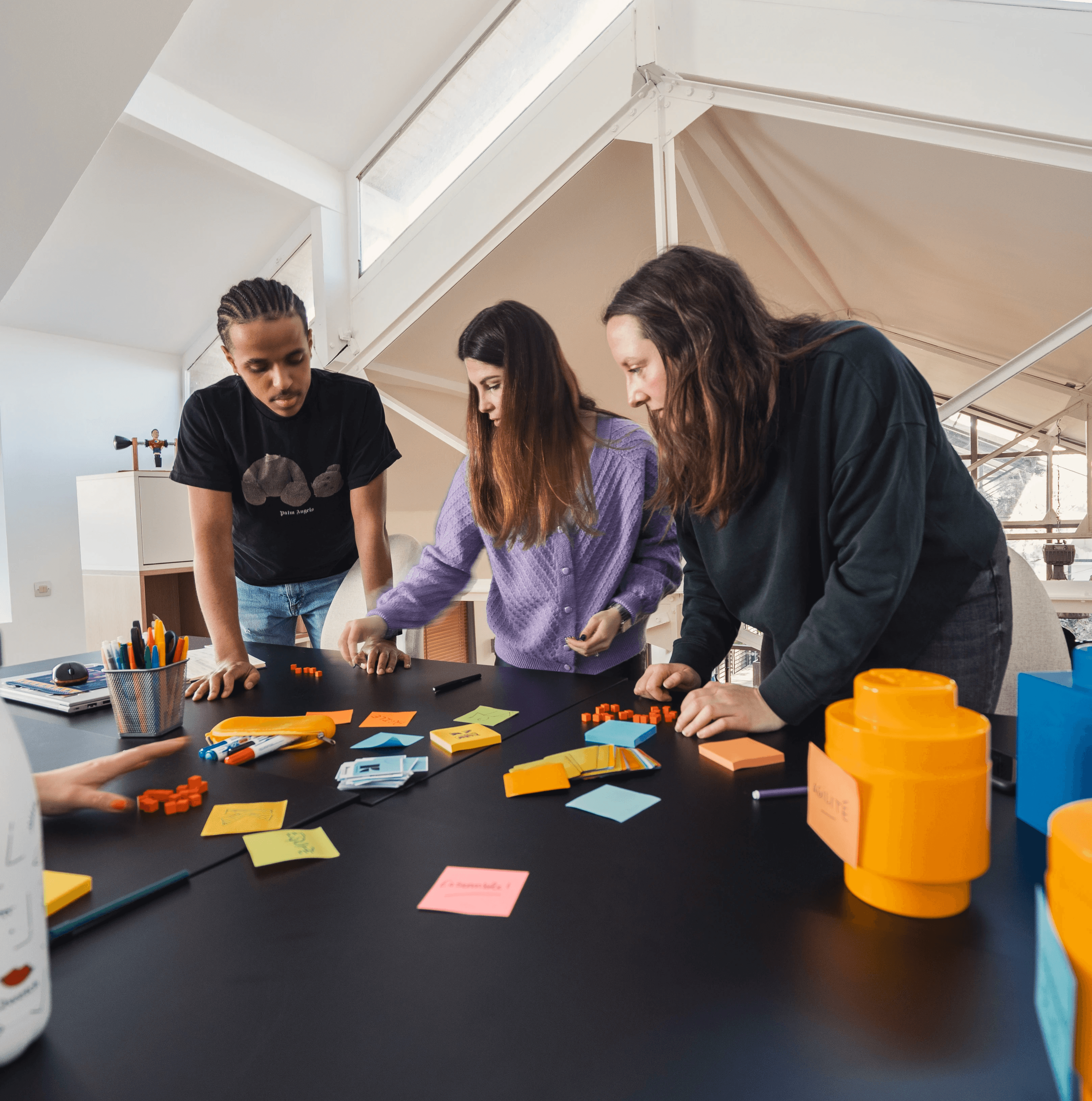 trois personnes qui participent à un atelier de travail