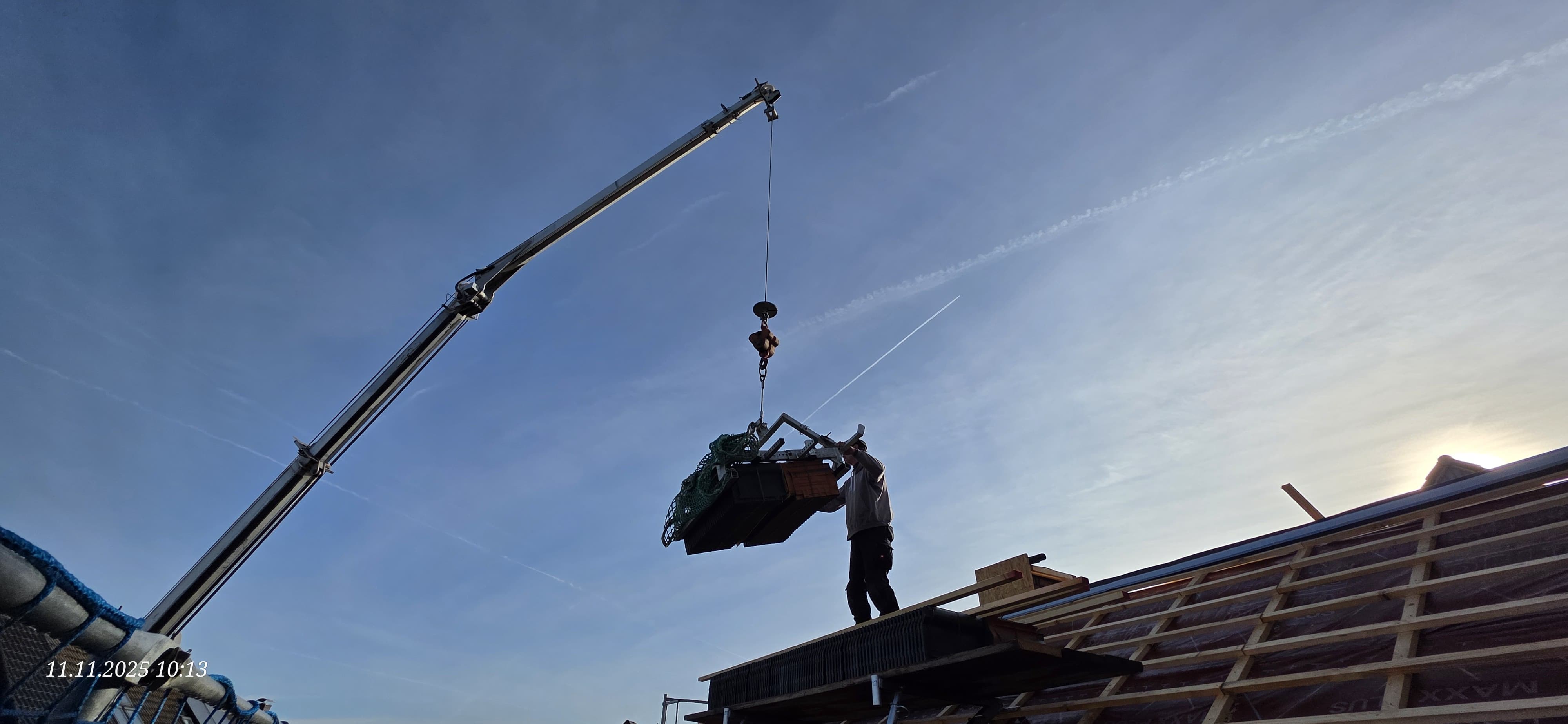 PB Dachtechnik, Dachdeckermeister aus Erftstadt, mit Anhängerkran im Einsatz auf der Baustelle im Rhein-Erft-Kreis.
