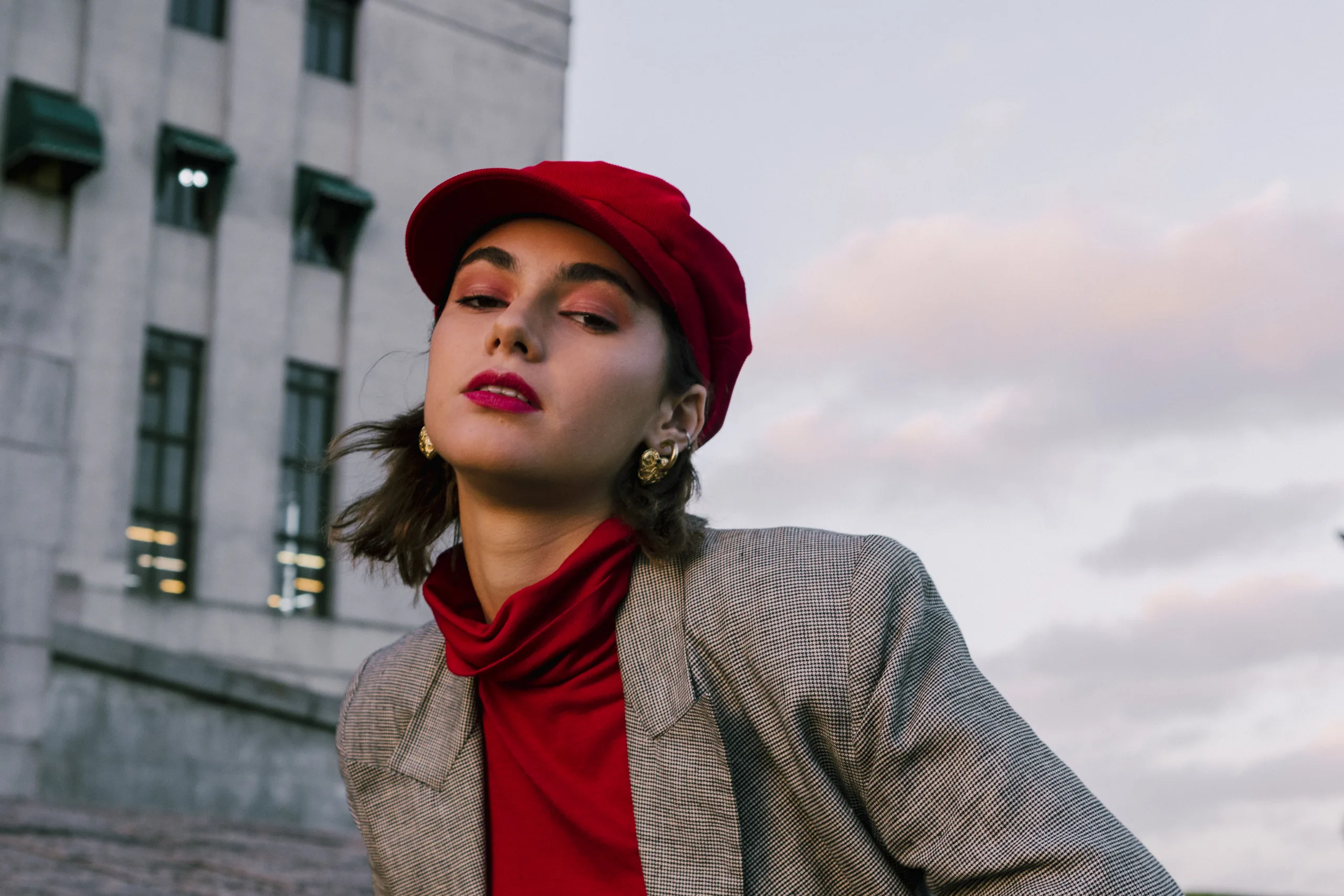 mulher em ensaio fotográfico ao ar livre com estilo urbano