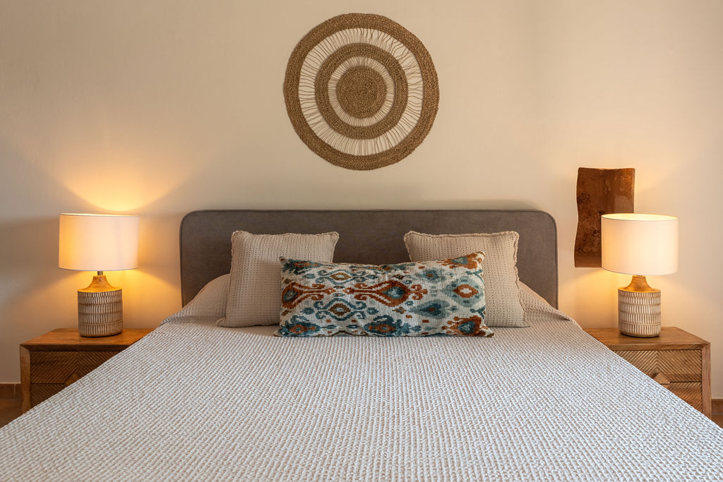 Schlafzimmer der Finca in Felanitx mit Leinenstoffen, warmen Farben und traditionellem Mallorca Stil