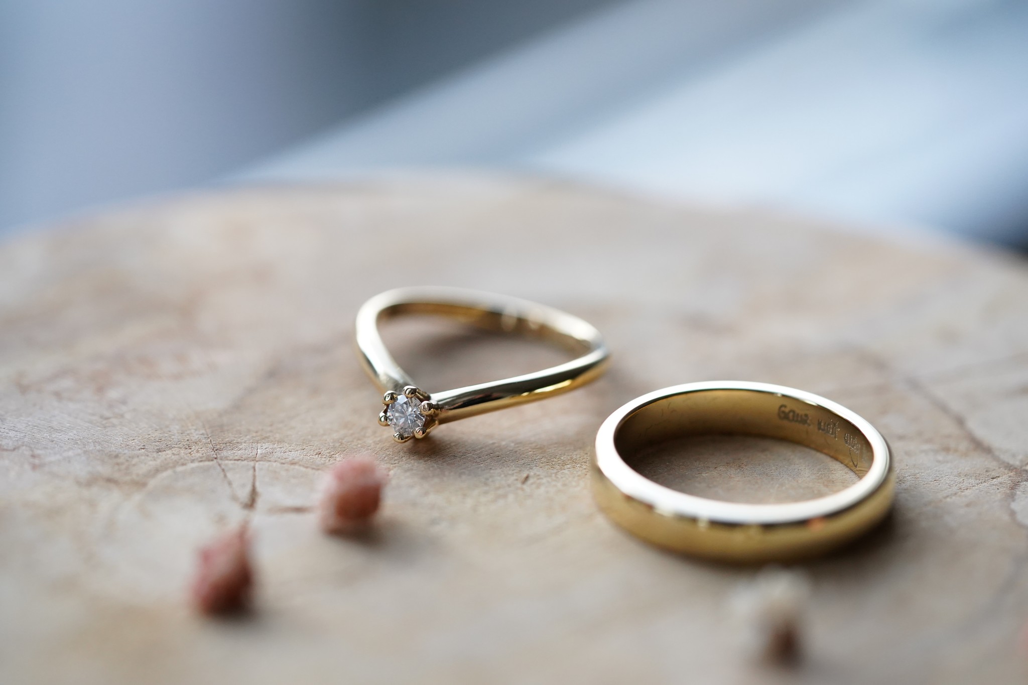 Klassisches Set aus einem Solitär-Verlobungsring und einem schlichten Ehering aus Gold – feinstes Schmuckhandwerk aus Franken