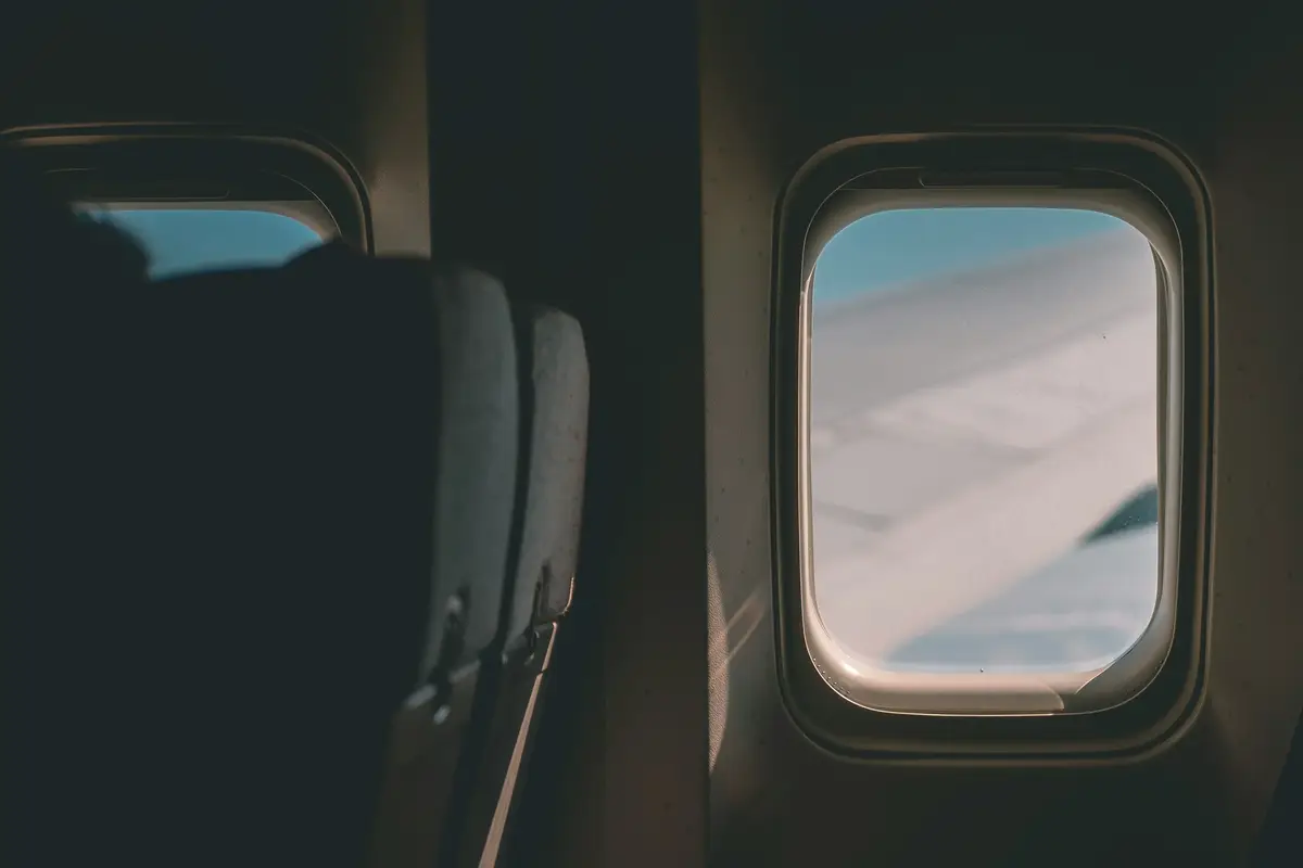 Aile d'avion vue à travers une fenêtre