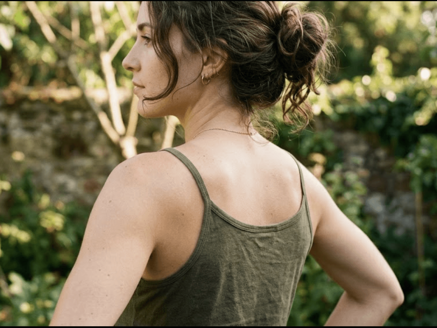 Emphasis of a woman's shoulders