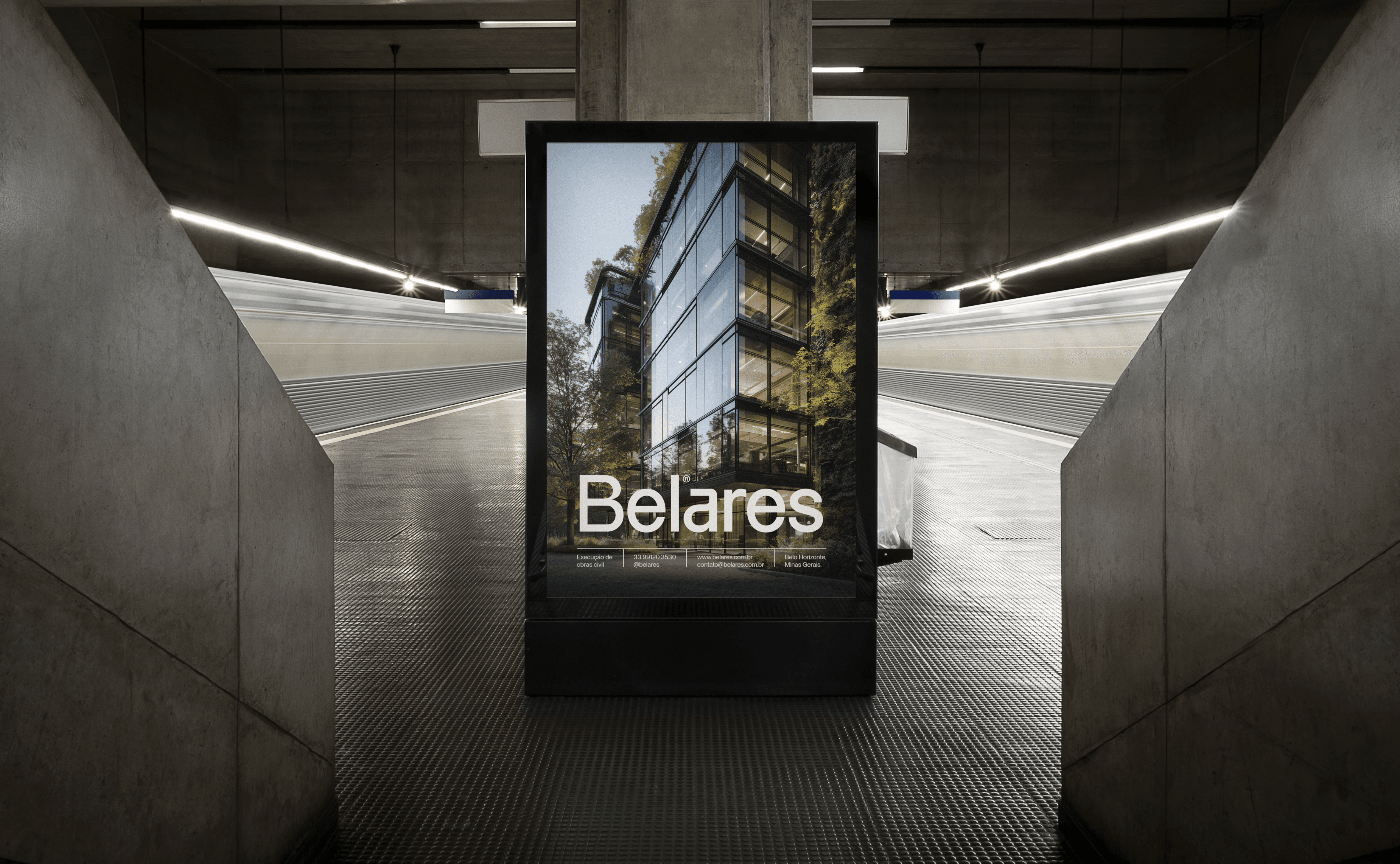 Totem publicitário da Belares exibindo fachada moderna de edifício sustentável em estação de metrô.