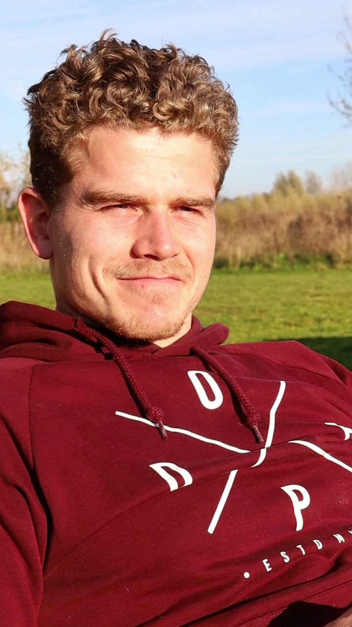 Startbeeld van de videoreview van Riley