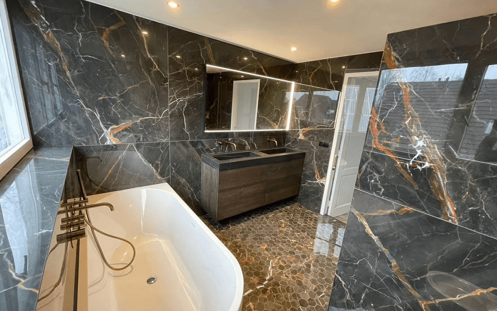 Cuisine ou salle de bains : détail matière + lumière (illustrer “cohérence” et “choix validés”).