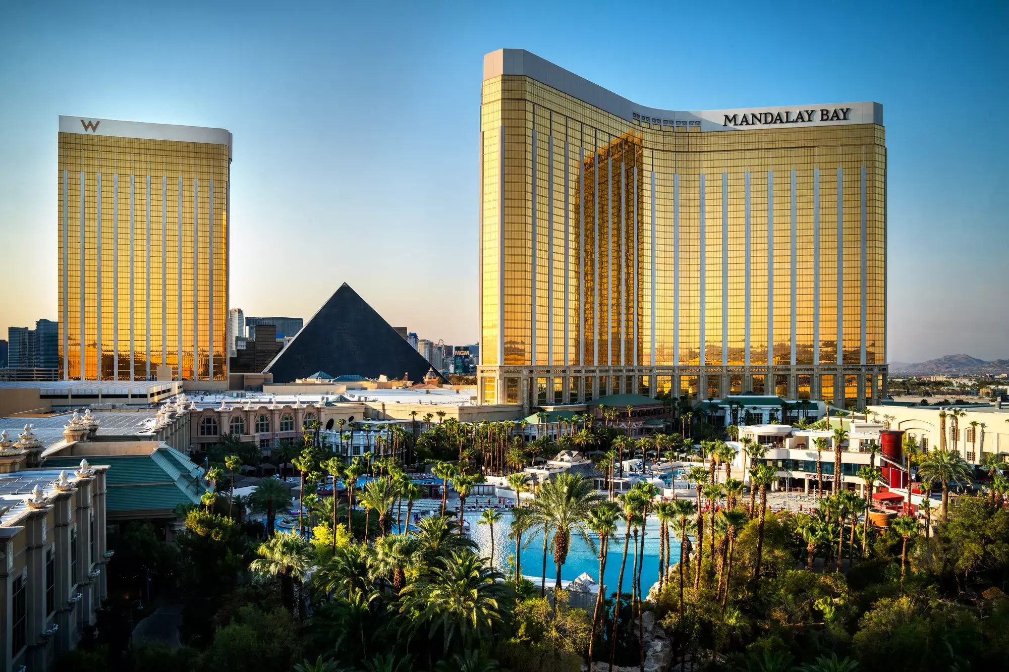 Mandalay Bay technology trade show booth planning with drayage, booth size coordination, move-in sequence, meeting areas, and final booth presentation