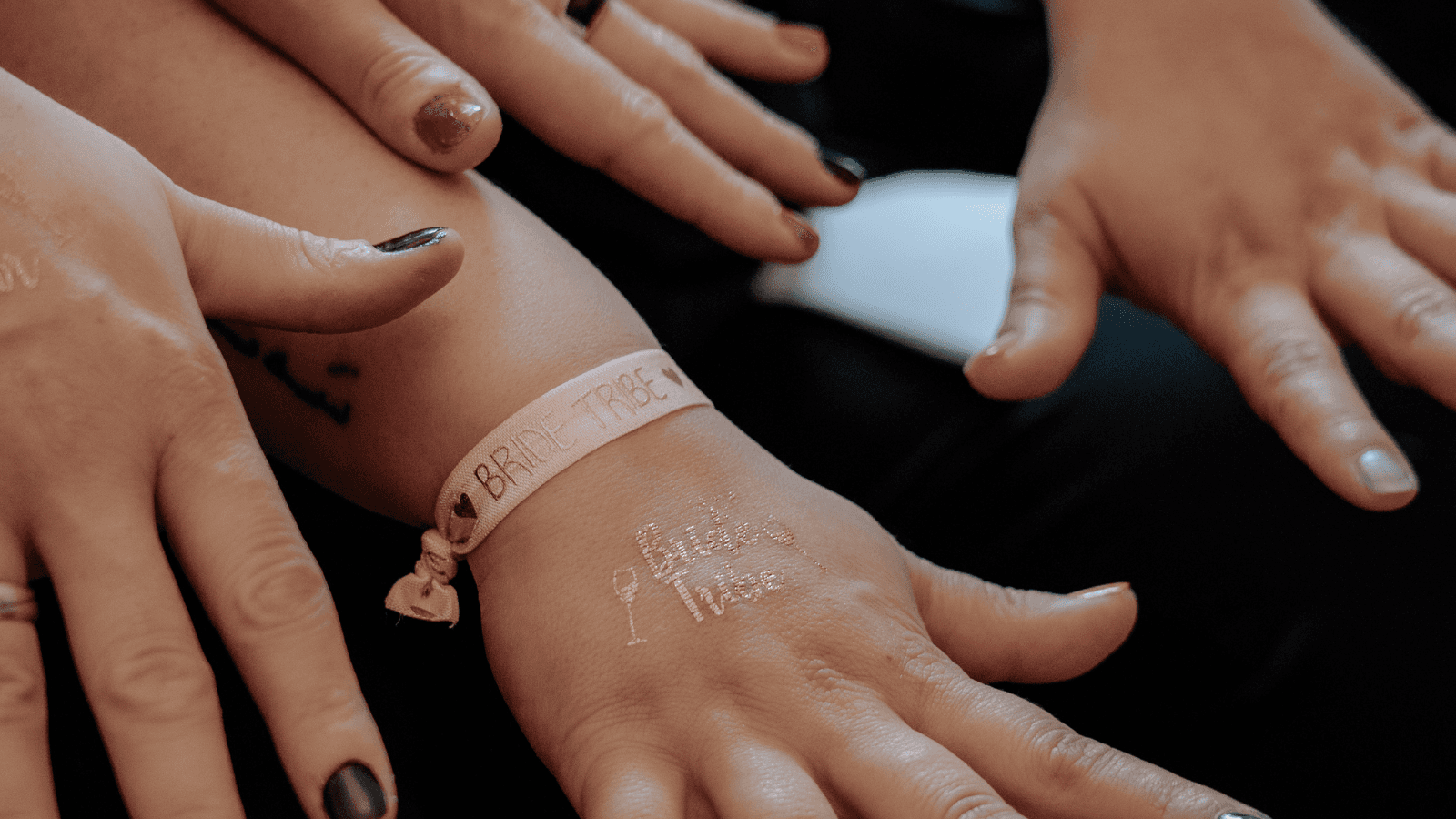 Beauty-Station mit Nagellacken als zusätzliches Highlight beim SAPOORI JGA-Cocktailkurs in Frankfurt – liebevolle Details und personalisierte JGA Atmosphäre