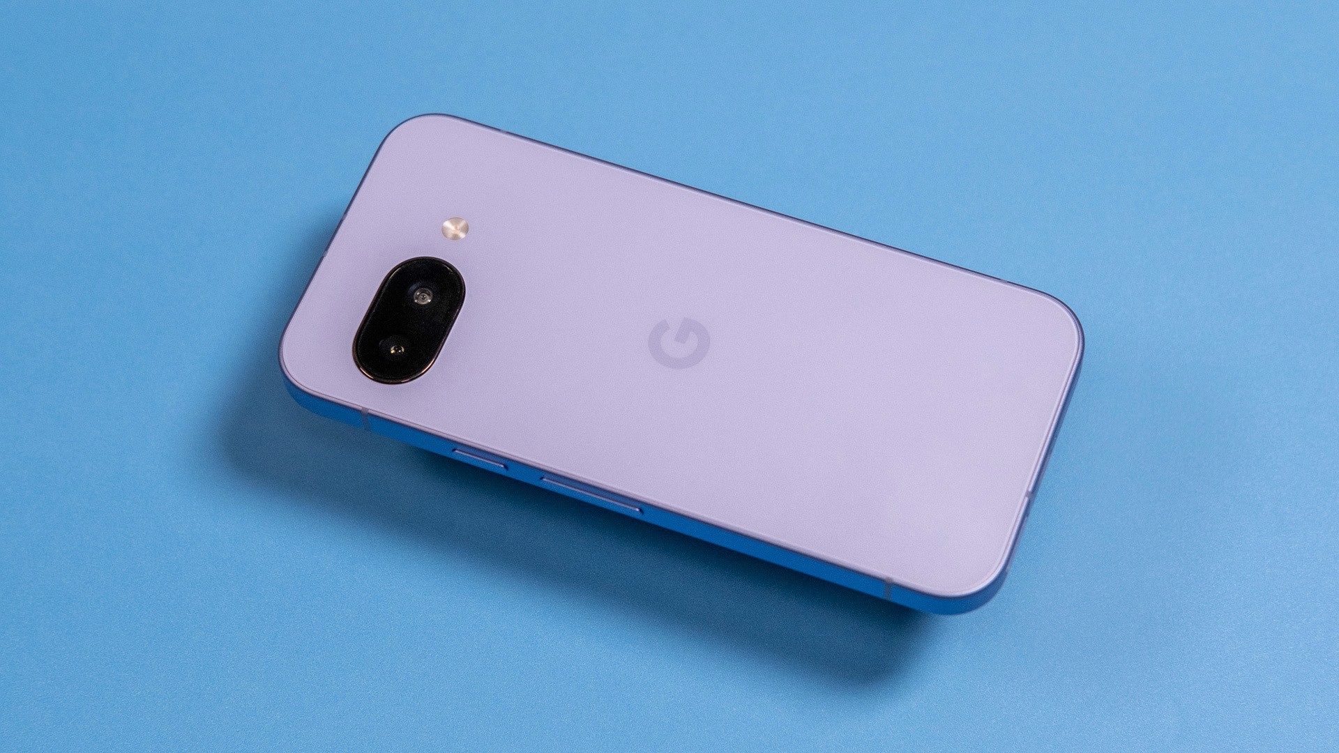 Google Pixel 9 mobiltelefon med kompakt design og enkel bagside med dual kameraopsætning – prisvenlig og robust.
