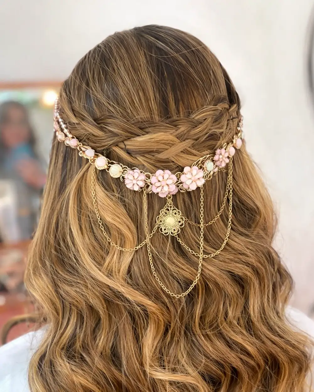 Tocado para eventos con flores metálicas, perlas rosadas y cadenas doradas en diseño ornamental