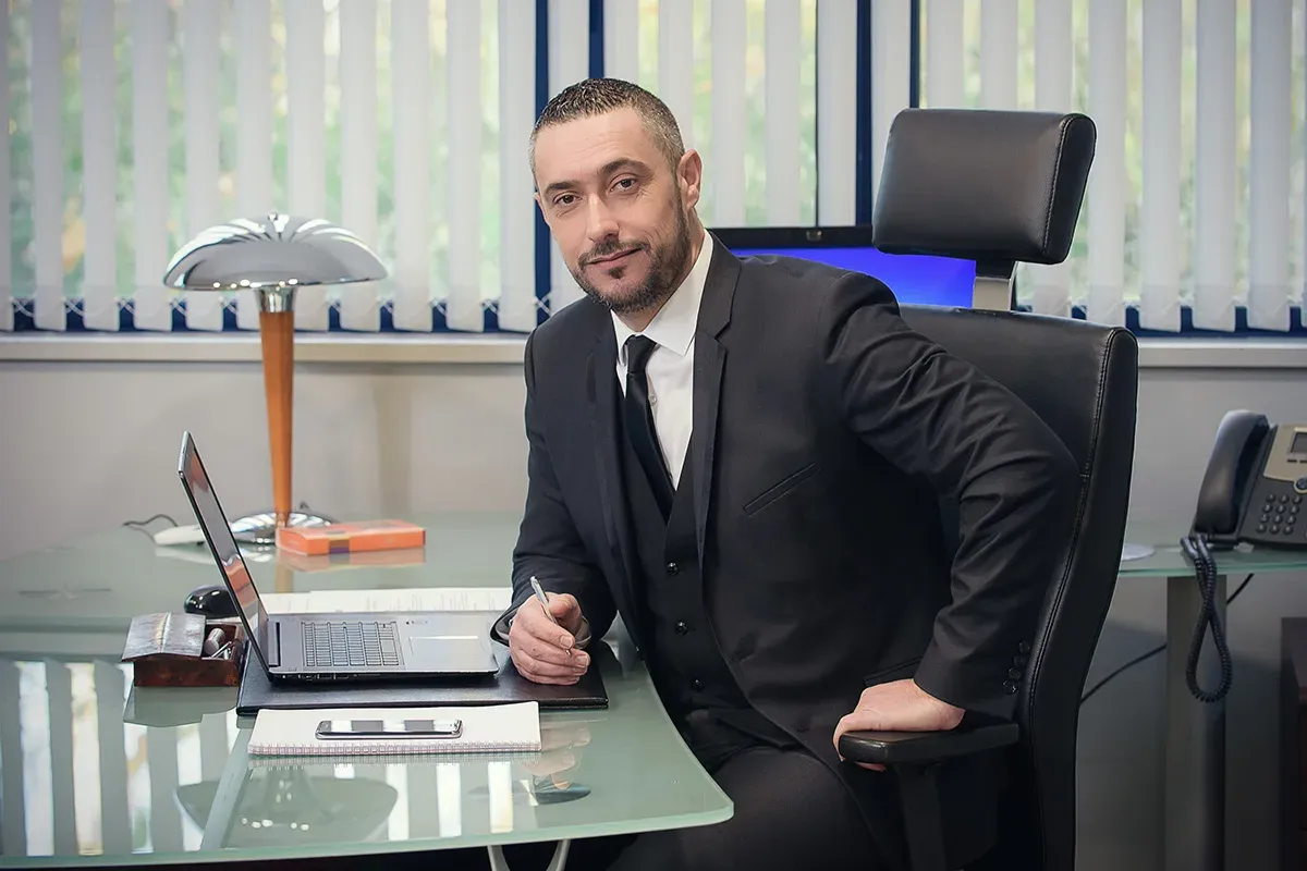 Photo d’homme au bureau avec ordinateur — photographe professionnel Lille Nord | Anteale Yann Manac’h 2025