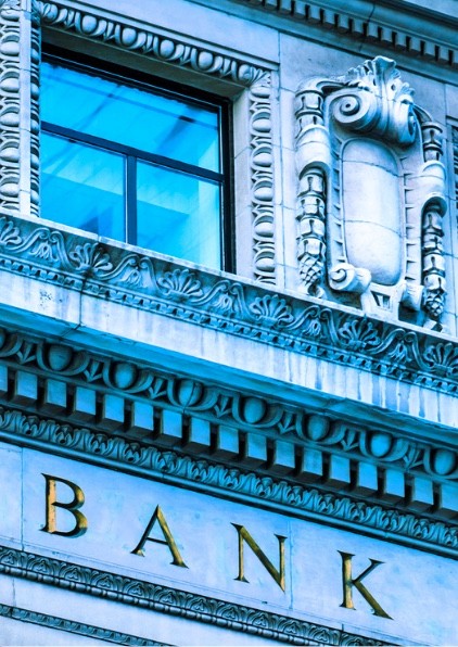 Klassische Bankfassade mit dem Schriftzug BANK – große Banken ziehen sich aus dem BIN-Sponsoring zurück.