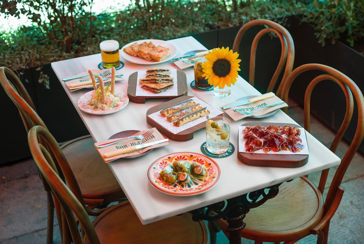 Las tapas más populares en los bares de Barcelona: Un recorrido por los sabores de la ciudad