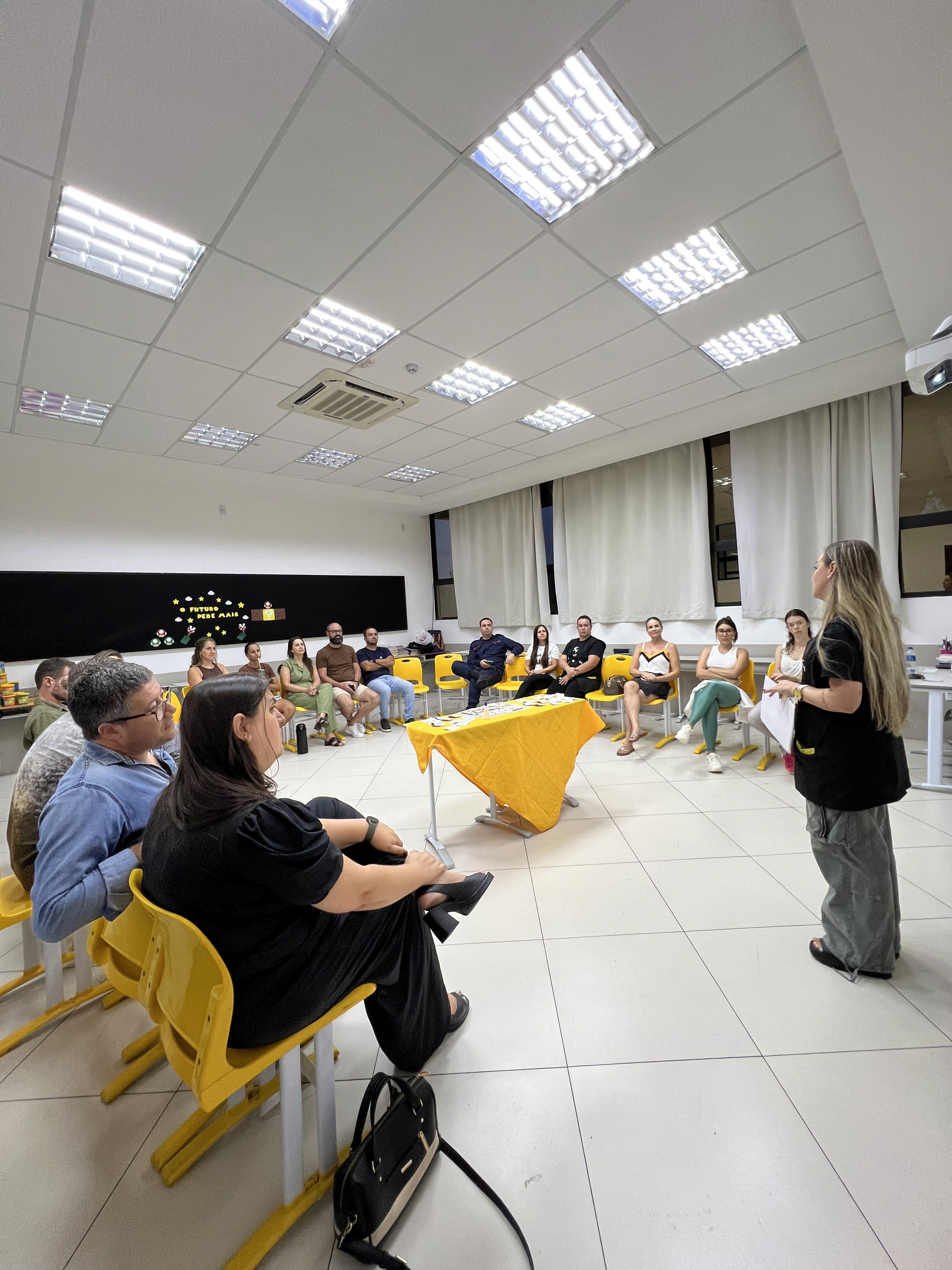 Alunos do Jardim II da Escola Santa Mônica participam de atividade do projeto Astroalfa explorando a letra A.