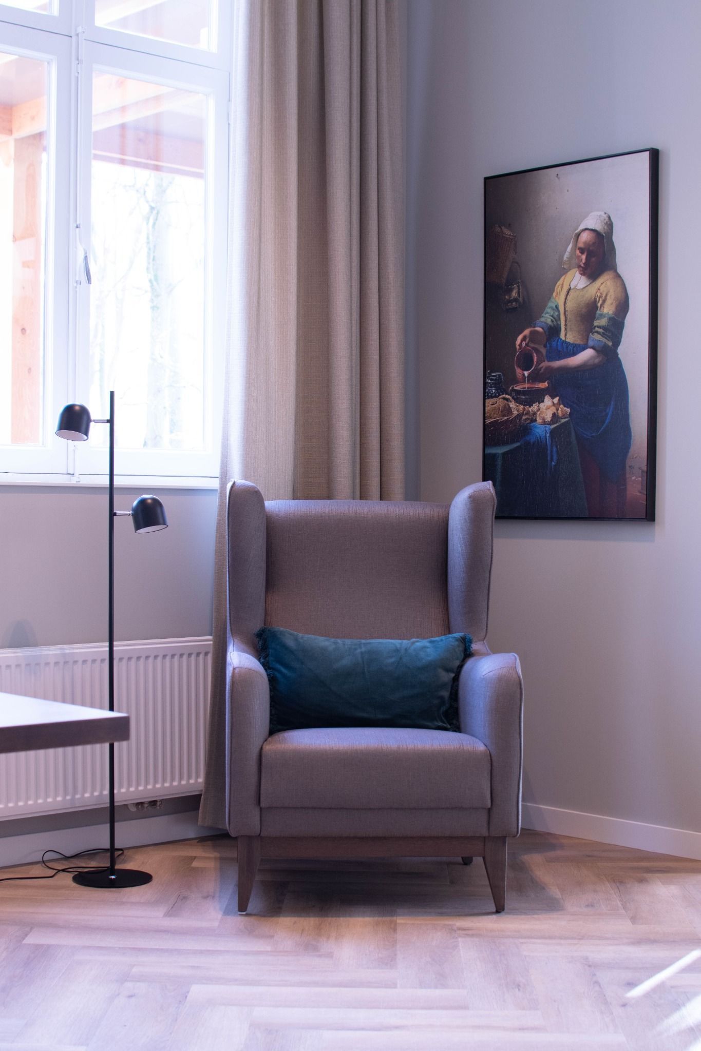 oorfauteuil ouderenzorg interieur met melkmeisje