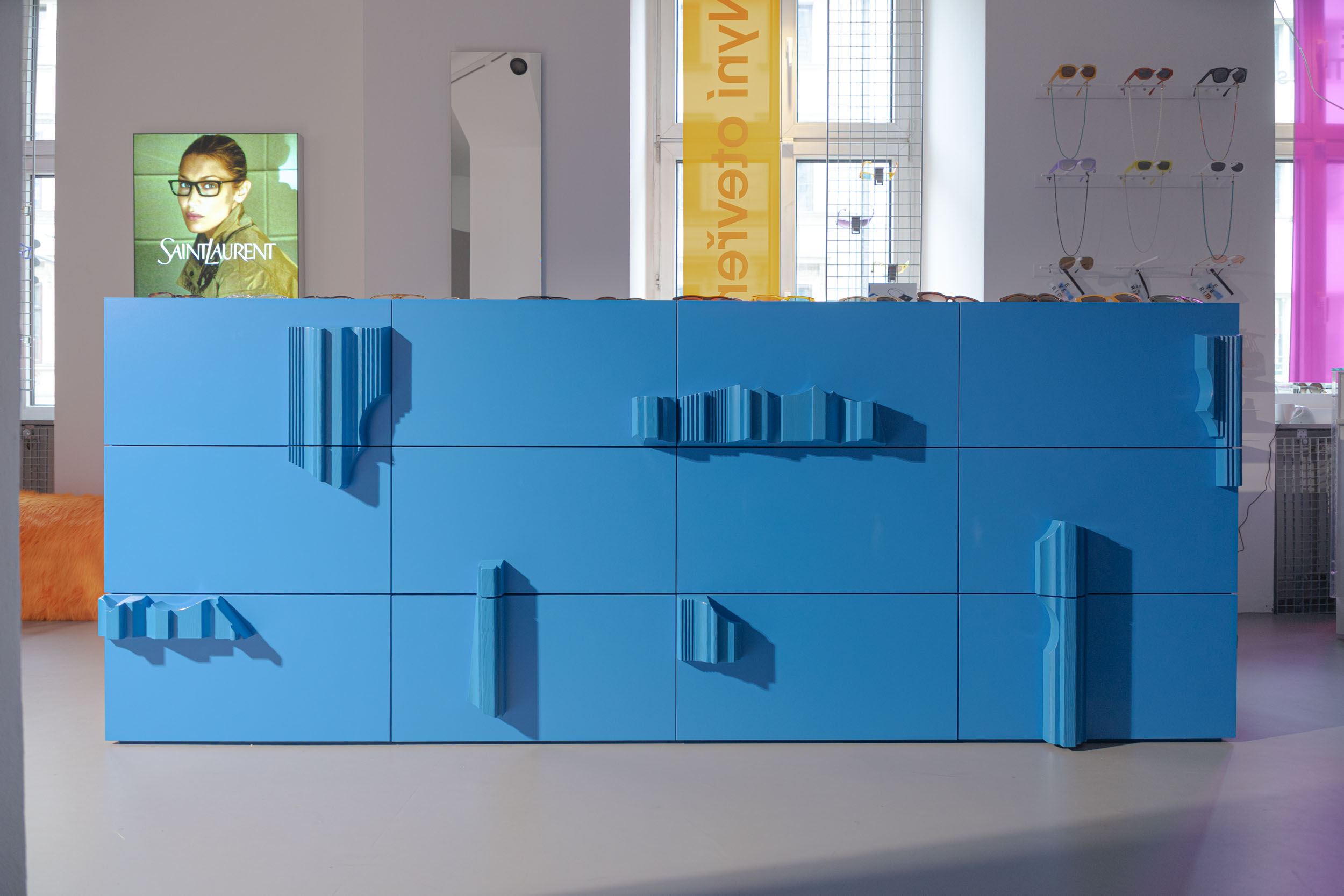 Interiér domu v Milovicích představuje jednotný přístup, kdy svítidla i nábytek sdílejí materiály a formální odkazy, od Jiřího Krejčiříka